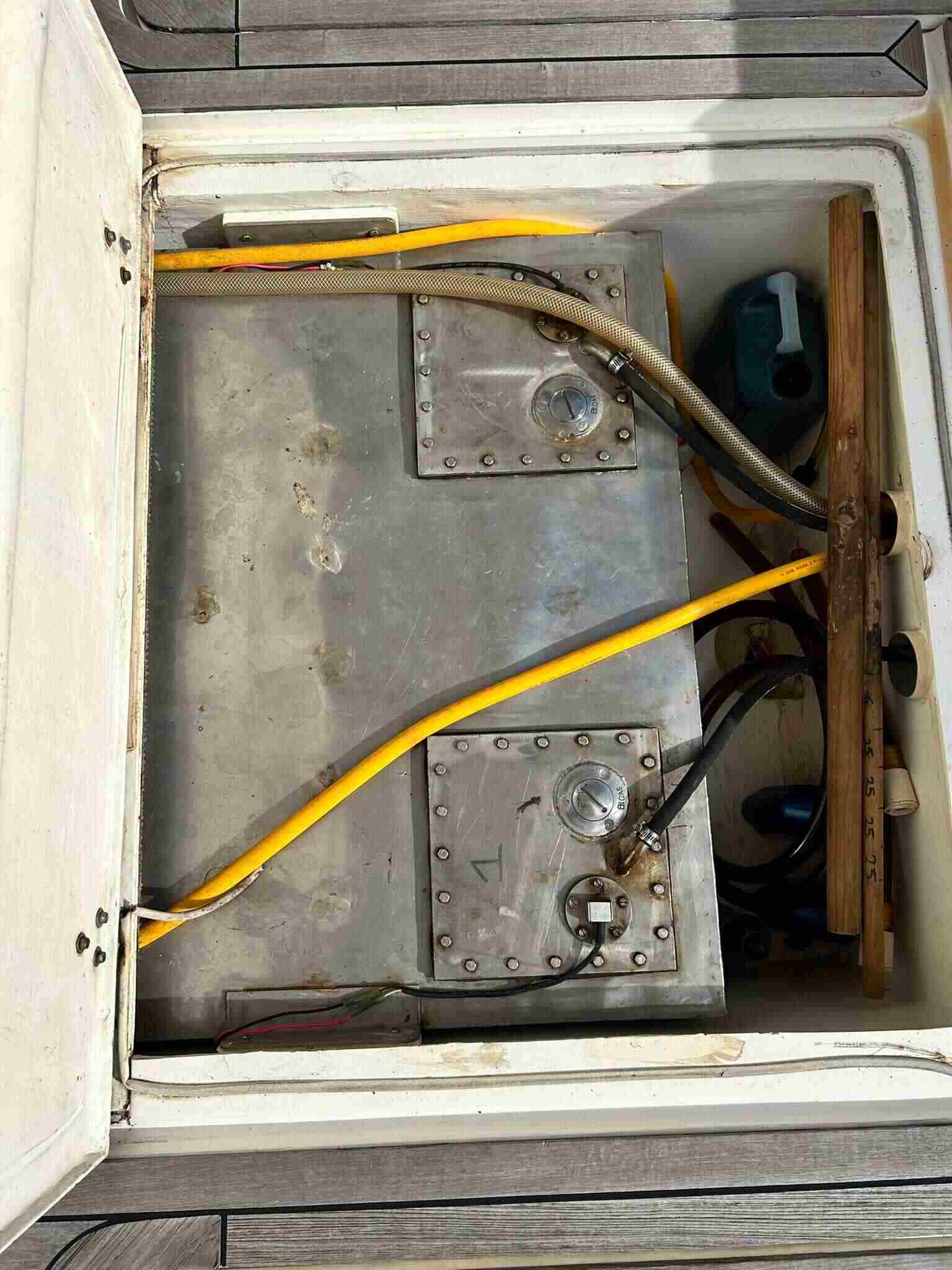 area-marine-legend-33-console-central-2011 (11)